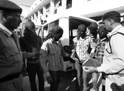 3月18日，印度中央邦，涉嫌輪奸瑞士女游客的男子被押往法庭。據(jù)悉，6名男子均面臨搶劫指控，其中4人面臨強(qiáng)奸指控。