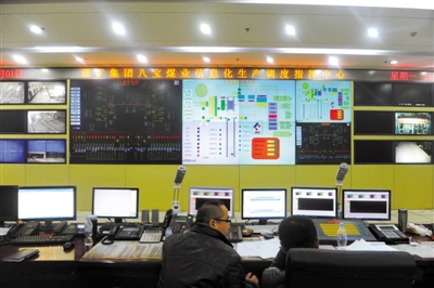 前日，八寶煤業(yè)公司，大家監(jiān)控井內(nèi)狀況。新華社 張楠 攝