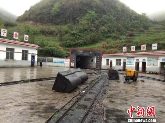 事故發(fā)生于5日晚22時許，事發(fā)時共有41人在井下作業(yè)，其中有32人安全升井，9人被困井下。