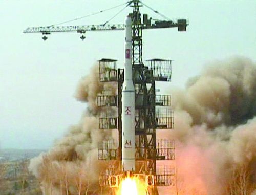 朝鮮KRT電視臺(tái)在2009年4月5日播放的朝鮮在咸鏡北道花臺(tái)郡舞水端里發(fā)射火箭的電視截圖。