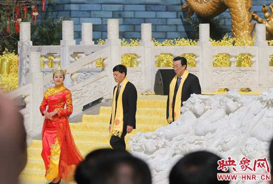 　河南省委書記、省人大常委會(huì)主任郭庚茂，河南省省長謝伏瞻敬獻(xiàn)花籃。映象網(wǎng)記者 邵恰 攝