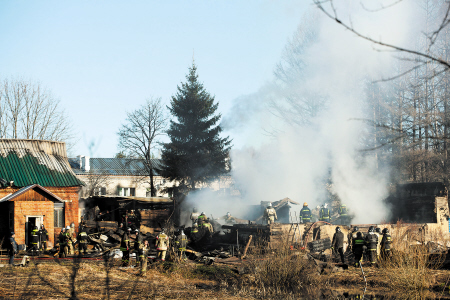4月26日，俄羅斯救援人員在莫斯科州德米特羅夫區(qū)拉緬斯基村發(fā)生火災(zāi)的精神病院滅火?！　C供圖