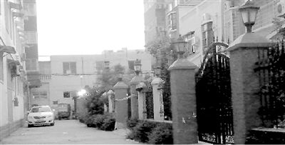 拉警戒線的地方就是高家居住的15號樓。高天峰居住在榮華小區(qū)一棟復式二層樓，三戶人家各有獨院。榮華小區(qū)一名業(yè)主供圖