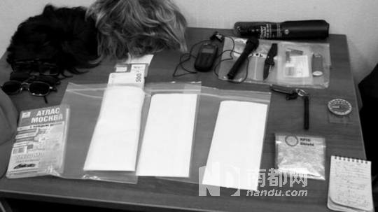 在福格爾身上發(fā)現(xiàn)的技術(shù)裝備和易容用具。