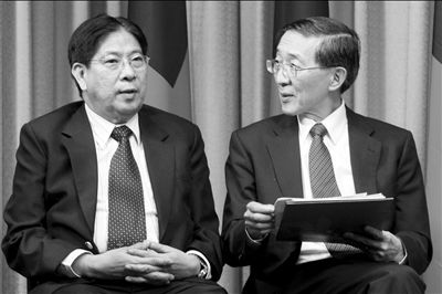 昨天凌晨,菲駐臺北馬尼拉經(jīng)濟(jì)文化辦事處代表白熙禮(左)與臺灣外事部門負(fù)責(zé)人林永樂在臺北共同舉行記者會。圖/CFP