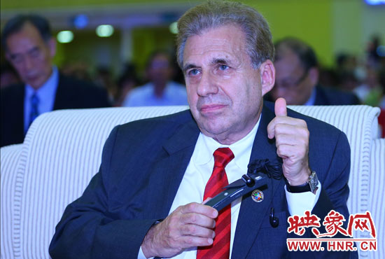 聽到關(guān)于鄭州航空港經(jīng)濟綜合實驗區(qū)的介紹，約翰.卡薩達博士豎起了大拇指