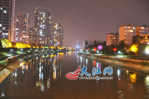 夜幕下的玉帶河，風(fēng)景很好，但是臭氣熏天。