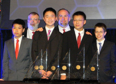 孫嘯秋(右二)與獲得團體組冠軍的隊友任昊淼(前左一)、林浩然(前左二)、Matthew Lipman