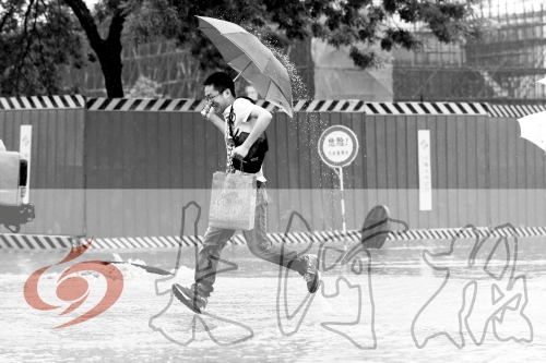 鄭州經(jīng)三路與北環(huán)交叉口處，積水較深，行人們不得不“練輕功”。 記者 白周峰 攝影