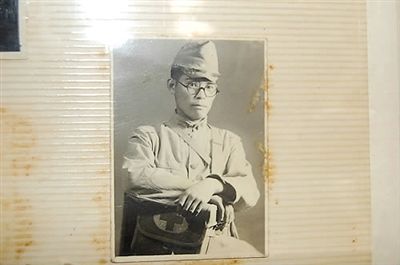 韓國媒體5月23日還公布了日本老兵松本正義當(dāng)年在軍隊(duì)服役的圖片。