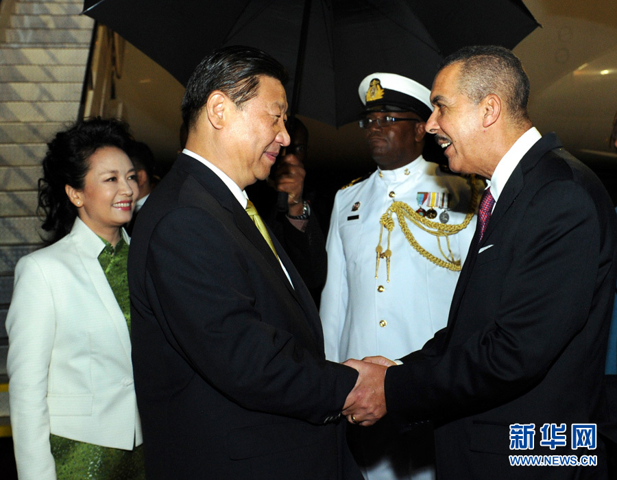 特立尼達(dá)和多巴哥總統(tǒng)卡莫納夫婦、總理比塞薩爾等到機(jī)場(chǎng)迎接習(xí)近平和夫人彭麗媛。饒愛民 攝