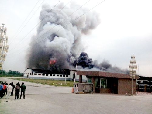 現(xiàn)場濃煙滾滾。