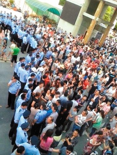 　考生家長圍堵在考點(diǎn)門口。 網(wǎng)絡(luò)截圖