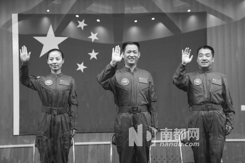 神舟十號航天員王亞平(左)、聶海勝(中)、張曉光(右)。 新華社發(fā)