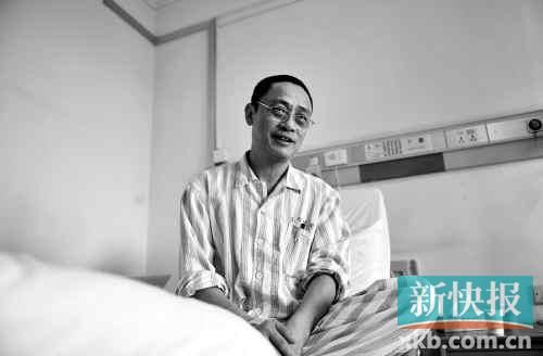 在病床上,趙海濱看起來比原先照片里消瘦了很多,雖然戴著一副近視眼鏡,卻掩飾不住鏡框后面發(fā)黑的眼圈。新快報記者孫毅/攝