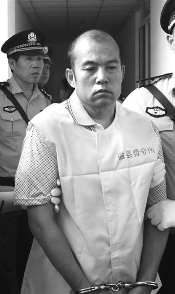 王書(shū)金前日被帶往邯鄲中院受審。 新華社發(fā)