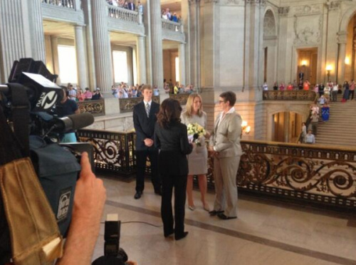 同性伴侶斯蒂爾和克里斯汀在舊金山市政廳舉行婚禮，這是自2008年加州8號提案通過以來，加州的首場同性婚禮。