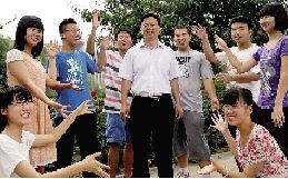 同學(xué)們用手臂連成光環(huán)，把班主任老師圍起來(lái)，表達(dá)對(duì)他的敬意和謝意。