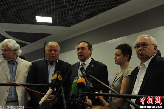 據(jù)外媒報(bào)道，美國“棱鏡”監(jiān)控計(jì)劃泄密者愛德華·斯諾登于莫斯科時(shí)間7月12日在莫斯科謝列梅捷沃機(jī)場與多家人權(quán)機(jī)構(gòu)代表人士舉行會談。圖為參加會談的人權(quán)代表接受媒體采訪。