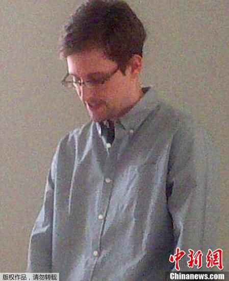 據(jù)外媒報(bào)道，美國“棱鏡”監(jiān)控計(jì)劃泄密者愛德華·斯諾登于莫斯科時(shí)間7月12日在莫斯科謝列梅捷沃機(jī)場與多