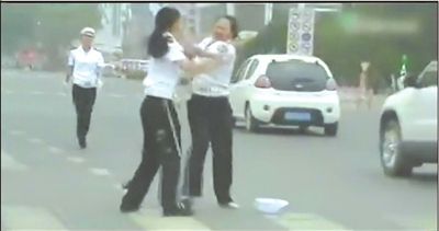兩名“女交警”馬路中央廝打。圖/東方IC