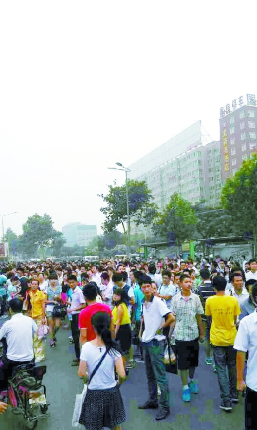 　早高峰等公交，場面蔚為壯觀（網(wǎng)友供圖）。