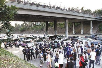 地點(diǎn):美國(guó)洛杉磯。大批警察和示威者正在對(duì)峙