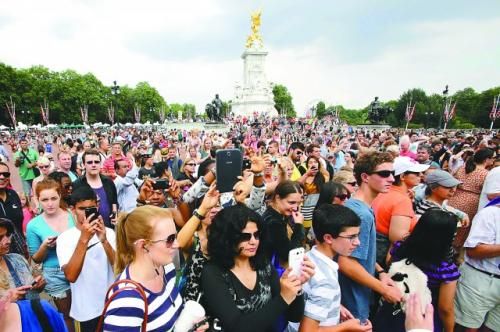 7月23日，在英國(guó)倫敦白金漢宮外，民眾們爭(zhēng)相閱讀“王室寶寶”出生的正式公告。