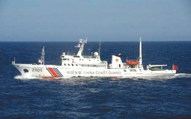 24日在釣魚島附近海域巡航的中國(guó)海警船。