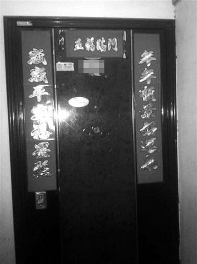 昨天22時許,被摔女童家房門緊閉,多名家屬稱,在協(xié)商處理孩子后事。新京報記者 楊鋒 攝