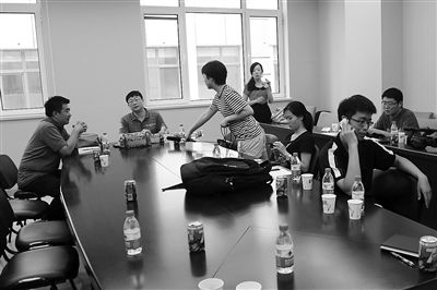 昨日，什剎海街道辦事處第四會(huì)議室，“什剎海女童練攤父親被打”事件的通氣會(huì)現(xiàn)場(chǎng)。