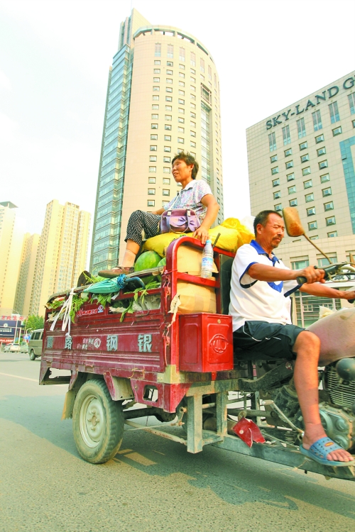 多賣瓜，瓜農(nóng)在烈日下奔波忙碌。