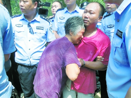 潛逃23年，歸案之時(shí)再見父母，最不能承受的究竟是誰？