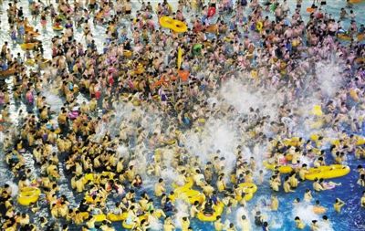 29日，湖北省武漢市，近日江城暑熱難解，人們紛紛前往水上樂園解暑，由于人數(shù)眾多，形成了“下餃子”的壯觀場(chǎng)面。圖/CFP