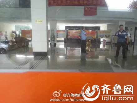 8月8號下午14時許，一女子在山東省衛(wèi)生廳辦公大樓三樓的一間辦公室內(nèi)，被一名年輕男子劫持。