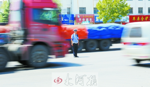 連霍高速受橋梁爆破影響禁止通車(chē)，310國(guó)道車(chē)流量迅速增加，當(dāng)?shù)亟痪块T(mén)安排大量警力保障道路暢通。