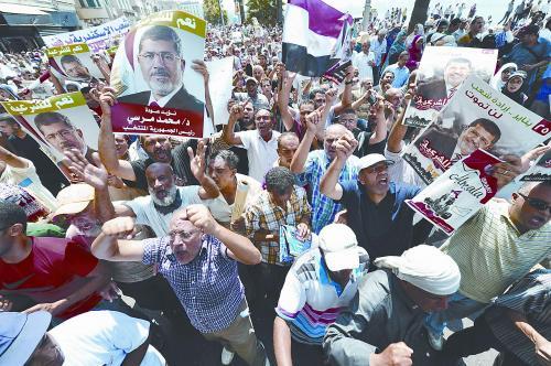 16日，穆?tīng)栁鞯闹С终哌M(jìn)行“憤怒的星期五”大游行，抗議軍方清場(chǎng)行動(dòng)造成嚴(yán)重人員傷亡。