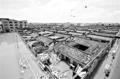 19日，廣東汕頭潮陽區(qū)和平鎮(zhèn)出現(xiàn)水浸現(xiàn)象。連日來，廣東省汕頭市潮陽區(qū)、潮南區(qū)普降暴雨。新華社發(fā)