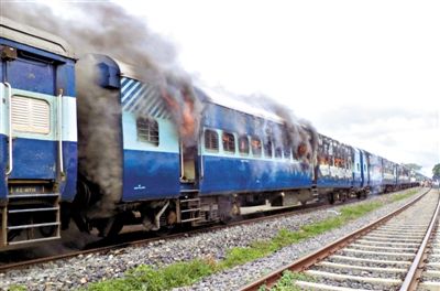 19日，撞人的火車被民眾點(diǎn)燃。