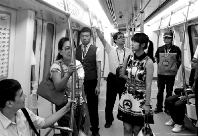 代表在體驗(yàn)運(yùn)行的地鐵。