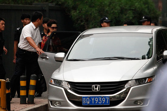 夢鴿在數十名警察和便衣護衛(wèi)下徑直上了私家車