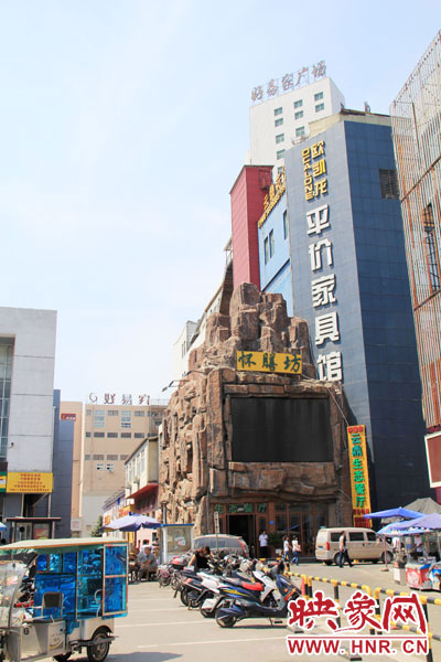 在該酒店一層的入口處，屹立著一座4層樓高的假山，氣勢雄偉。