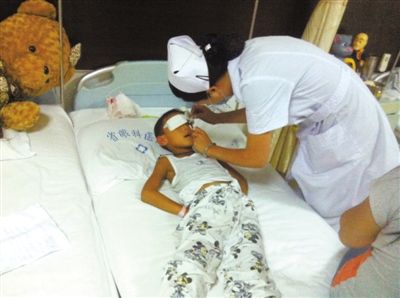 昨日傍晚，山西省眼科醫(yī)院醫(yī)生給斌斌點(diǎn)了兩次“眼藥水”。