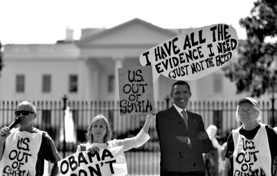 2日，反戰(zhàn)人士在白宮前高舉標語，抗議美國可能對敘動武。