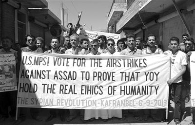 6日，敘利亞西北部的民眾打出橫幅，要求美國對敘動武。