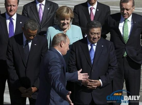 奧巴馬低頭不看普京，普京也閉眼做鬼臉并攤手表無奈。