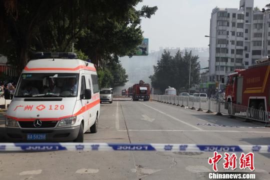 救護(hù)車(chē)現(xiàn)場(chǎng)待命?！「邩s權(quán)　攝