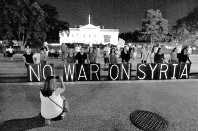 10日，華盛頓，美國反戰(zhàn)民眾在白宮前抗議對敘動武。