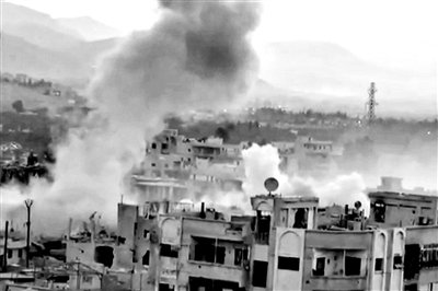 　10日公布的視頻顯示，敘利亞大馬士革地區(qū)，樓房遭重型火炮襲擊，現(xiàn)場濃煙滾滾。