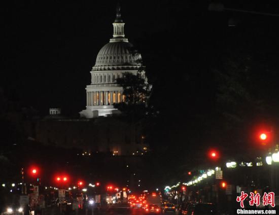 入夜后國會山前警燈一片，加強(qiáng)警戒。中新社發(fā) 德永健 攝